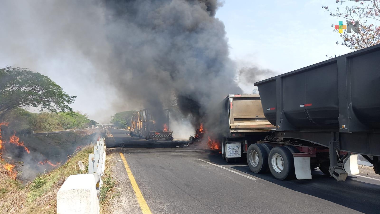 Choque e incendio en carretera Isla-La Tinaja; sin reporte de víctimas