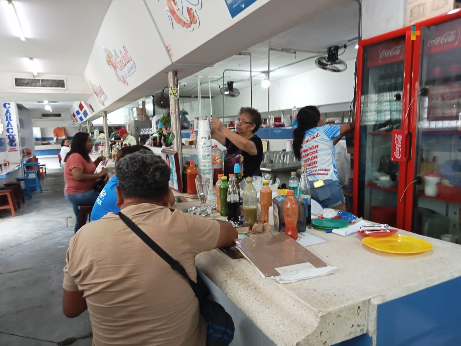 Cóctel de camarón y ceviche, lo más solicitado en marisquerías del mercado Hidalgo