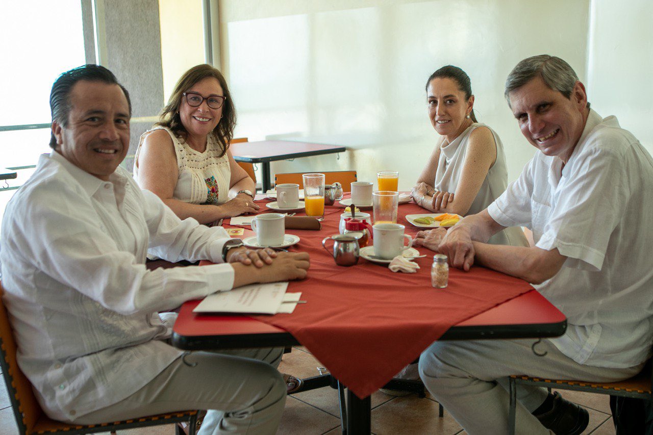 Cuitláhuac García, Rocío Nahle y Claudia Sheinbaum desayunan en Coatzacoalcos; platicaron sobre energías renovables