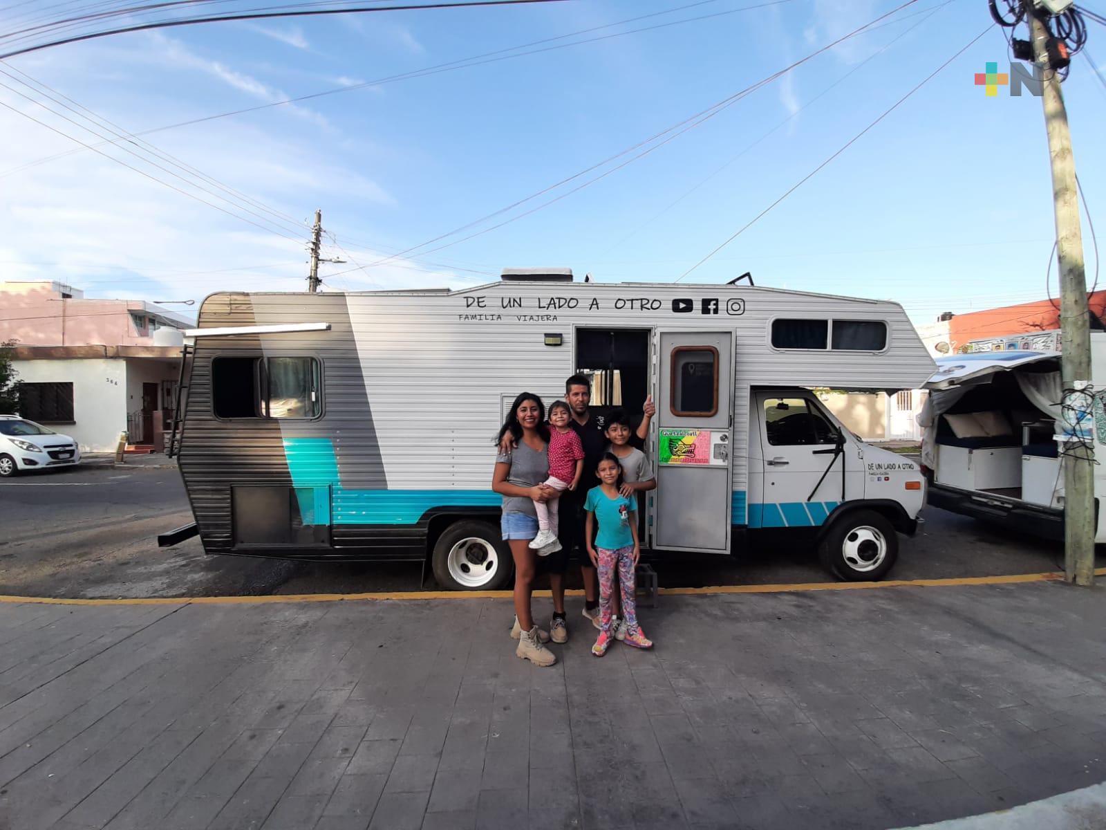 Familia viajera recorre cada rincón del país; llegan a la ciudad de Veracruz