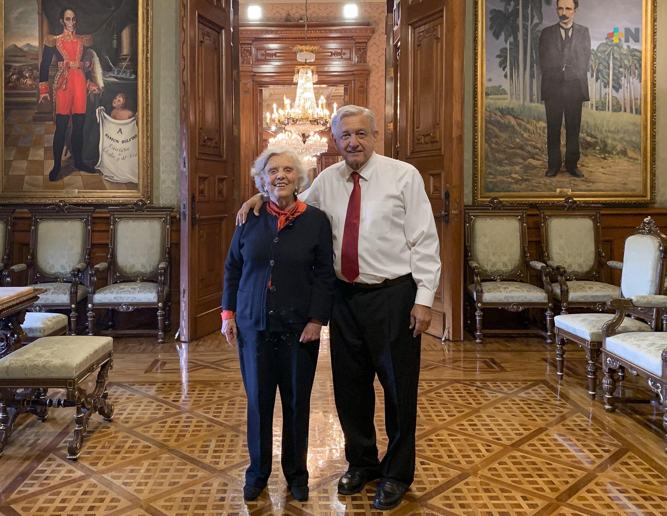 Presidente felicita a Elena Poniatowska, galardonada con presea Belisario Domínguez