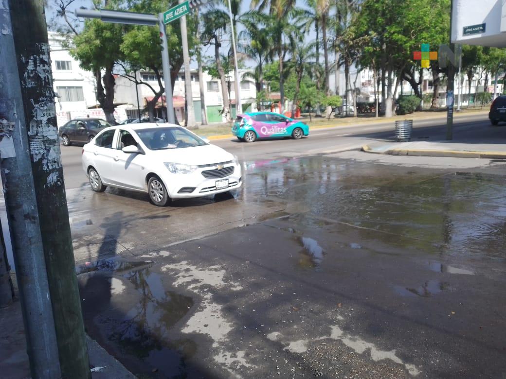 Fuga de agua se agranda en colonia de Veracruz; vecinos piden reparación