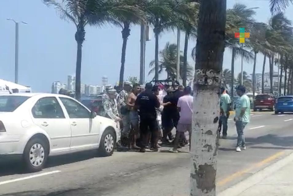 En el puerto, turistas, personal de protección civil y policías protagonizan riña