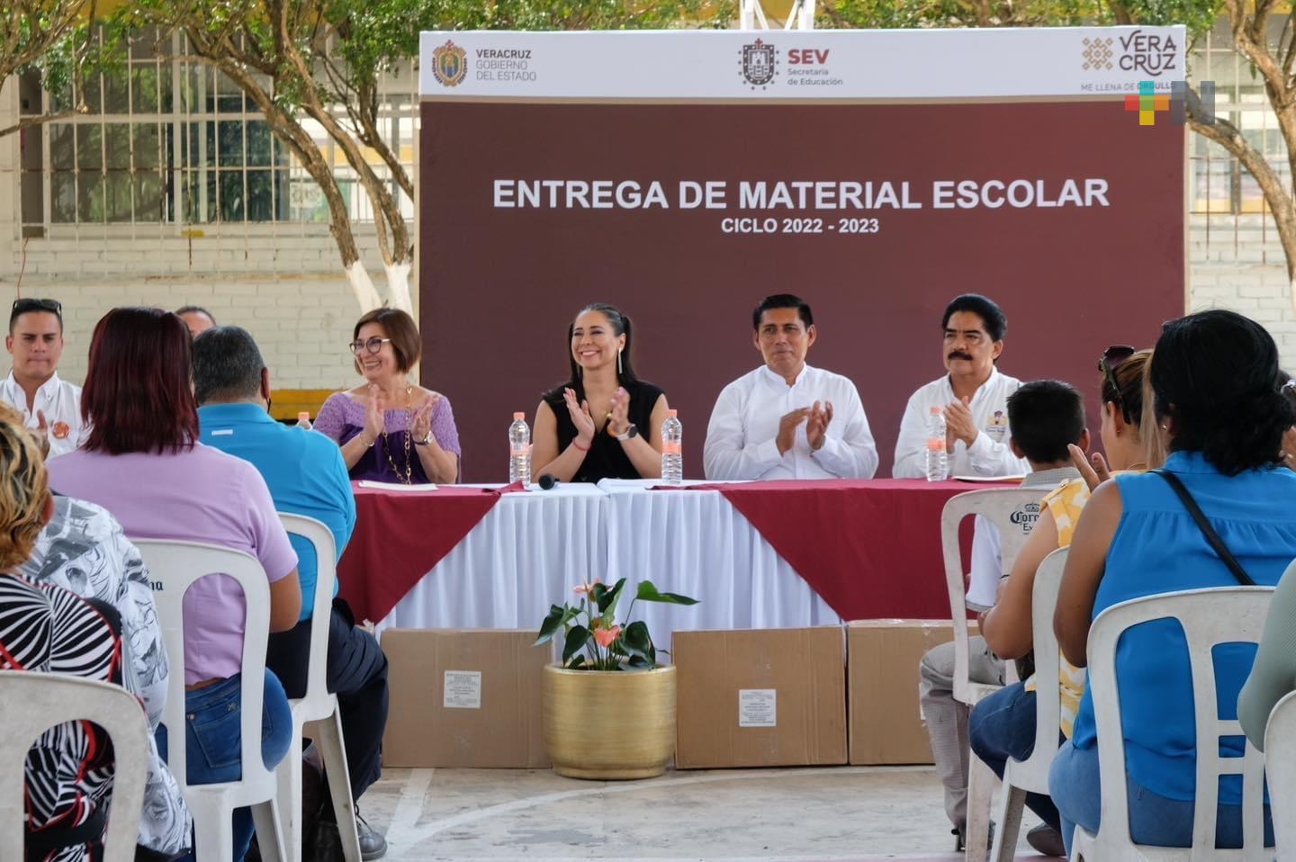 Oficial mayor de la SEV entrega útiles a estudiantes de zonas marginadas