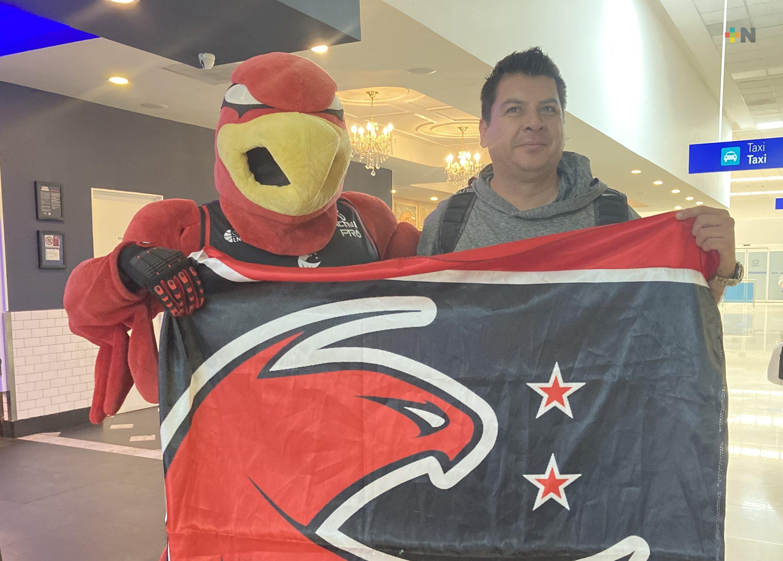Arriba al puerto, el coach de Halcones Rojos Femenil, Israel Zermeño