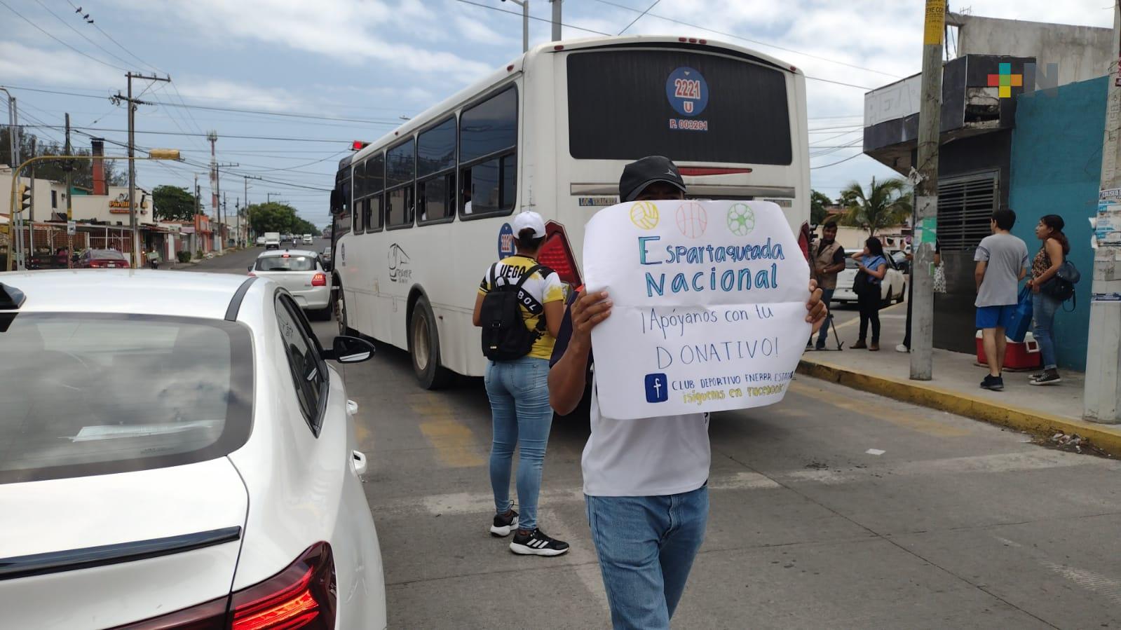 Jóvenes deportistas botean para asistir a Espartaqueada Deportiva Nacional