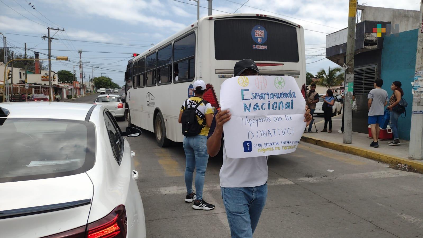 Jóvenes deportistas botean para asistir a  Espartaqueada Deportiva Nacional