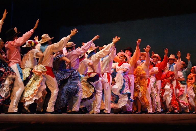 Presentan IVEC y UV el programa dancístico Latinoamérica Es