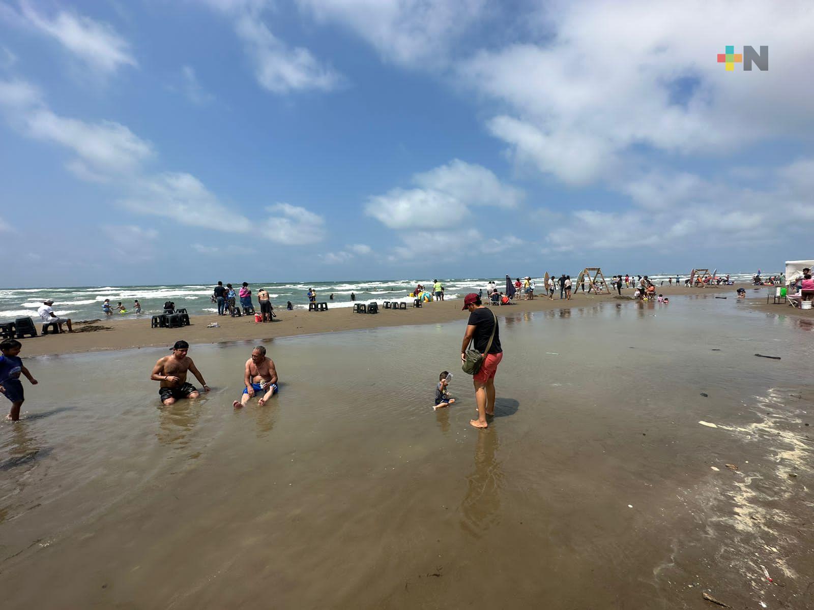 Turistas disfrutan la playa de Coatzacoalcos