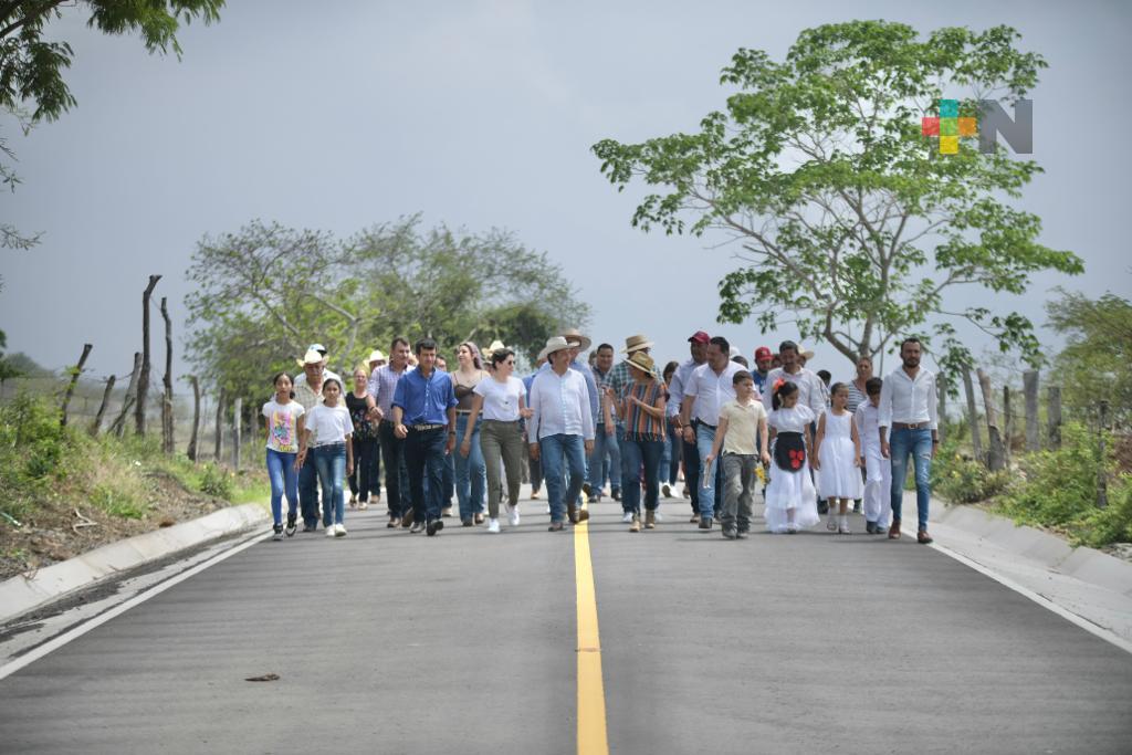 Gobernador cumple, entrega carretera Mesa del Rodeo-Soyacuautla