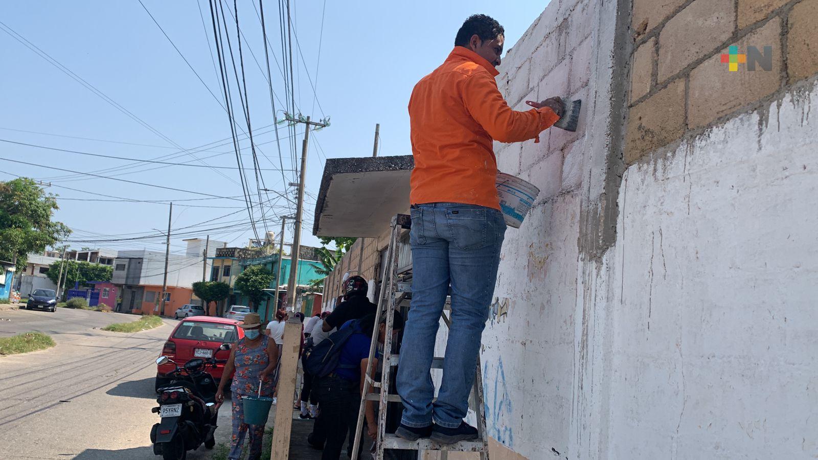 Padres de familia pintan barda de jardín de niños en Coatzacoalcos