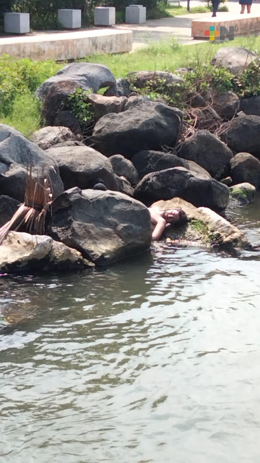 Persona ebria y dormida en muelle de Coatza provoca movilización de cuerpos de auxilio