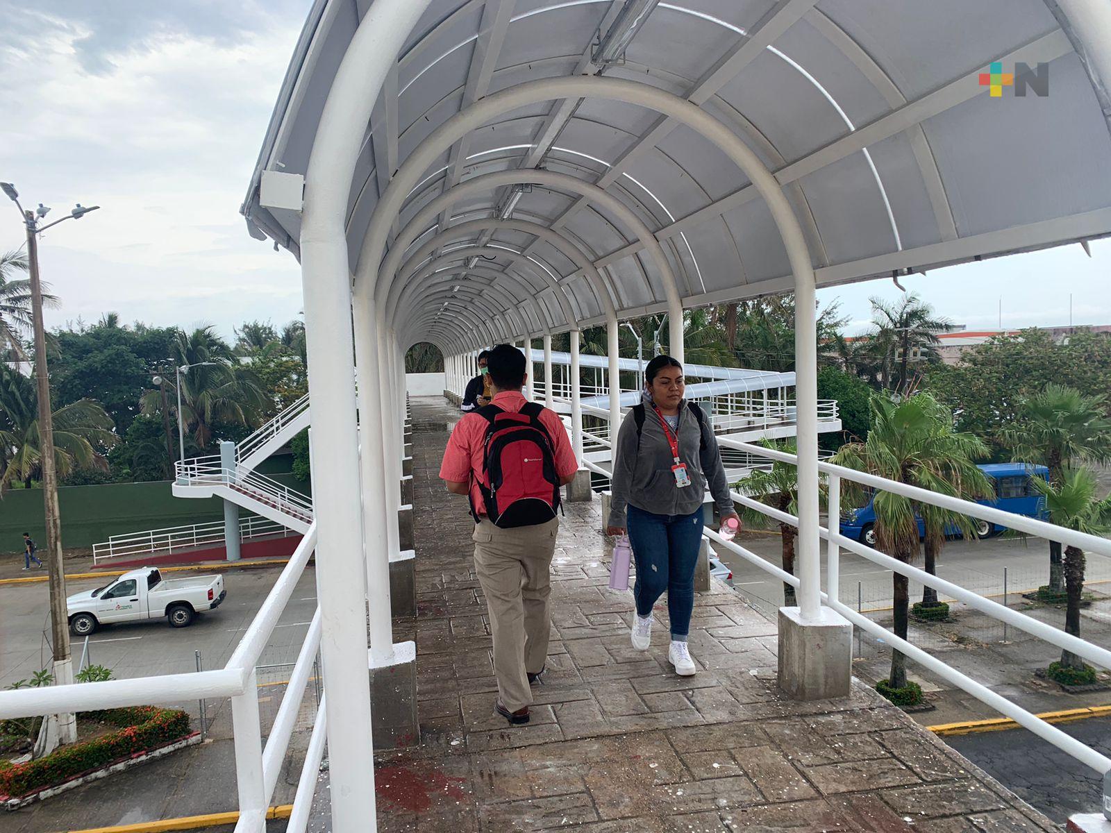 Estudiantes de UV Coatza satisfechos con rehabilitación de puente; ofrece seguridad