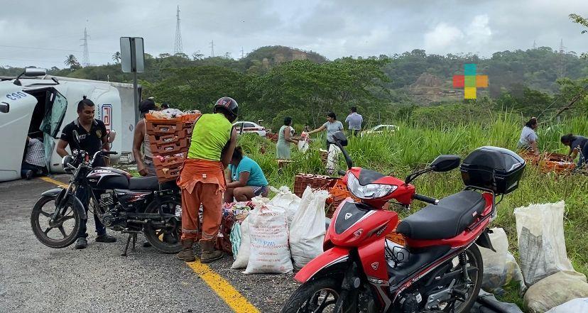 Rapiña a tráiler de Bimbo en autopista Nuevo Teapa-Cosoleacaque