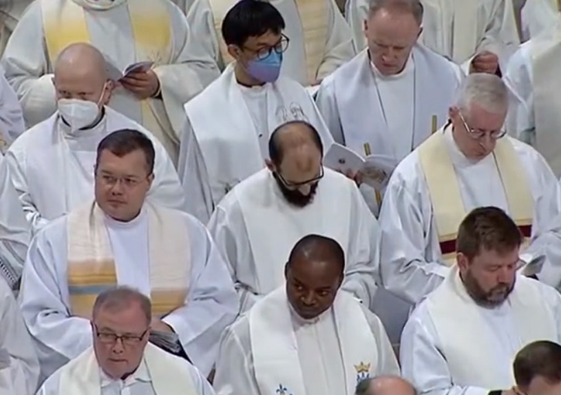 Sacerdotes deben ser del pueblo de Dios y no clérigos de estado: Papa Francisco