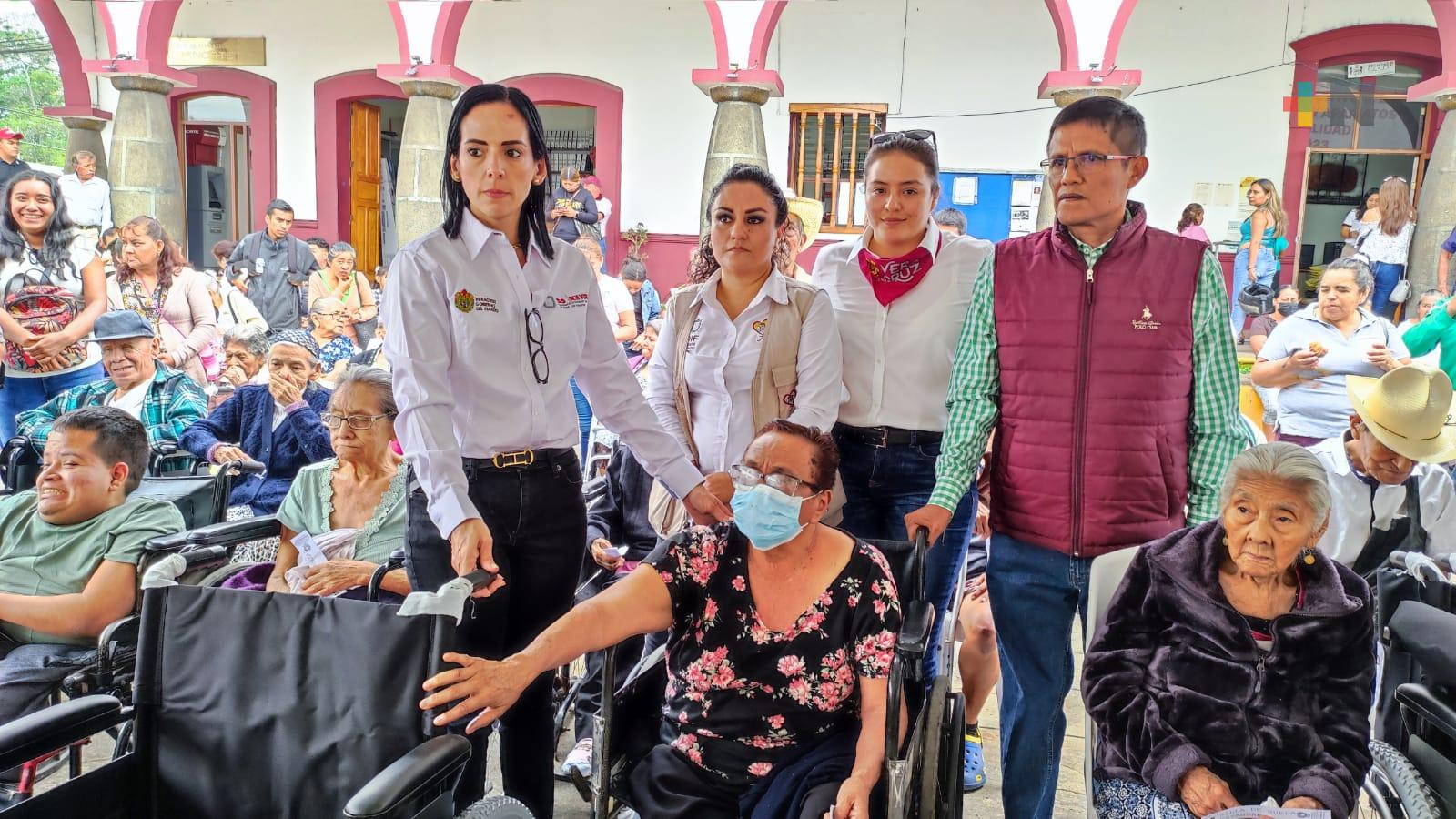 Reciben apoyos funcionales y auditivos más de 400 personas en Amatlán