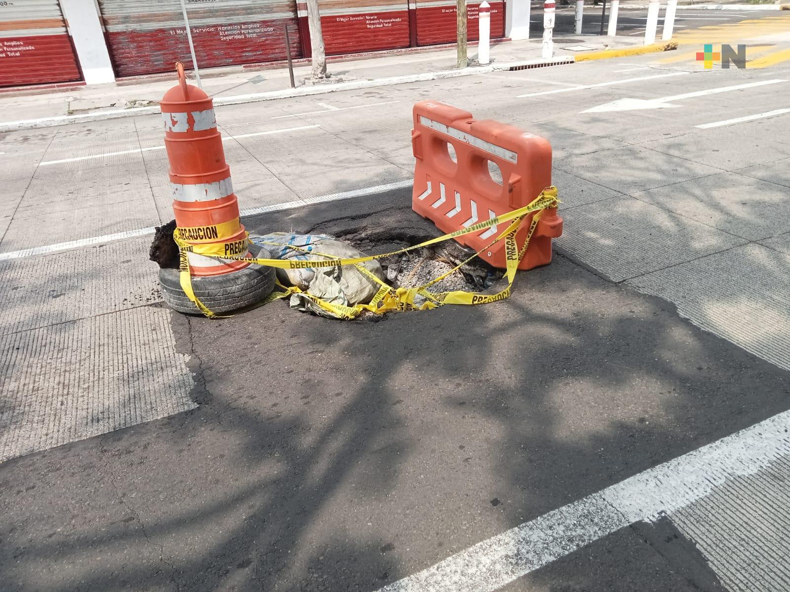 Reaparece socavón en avenida de la ciudad de Veracruz; vecinos piden reparación