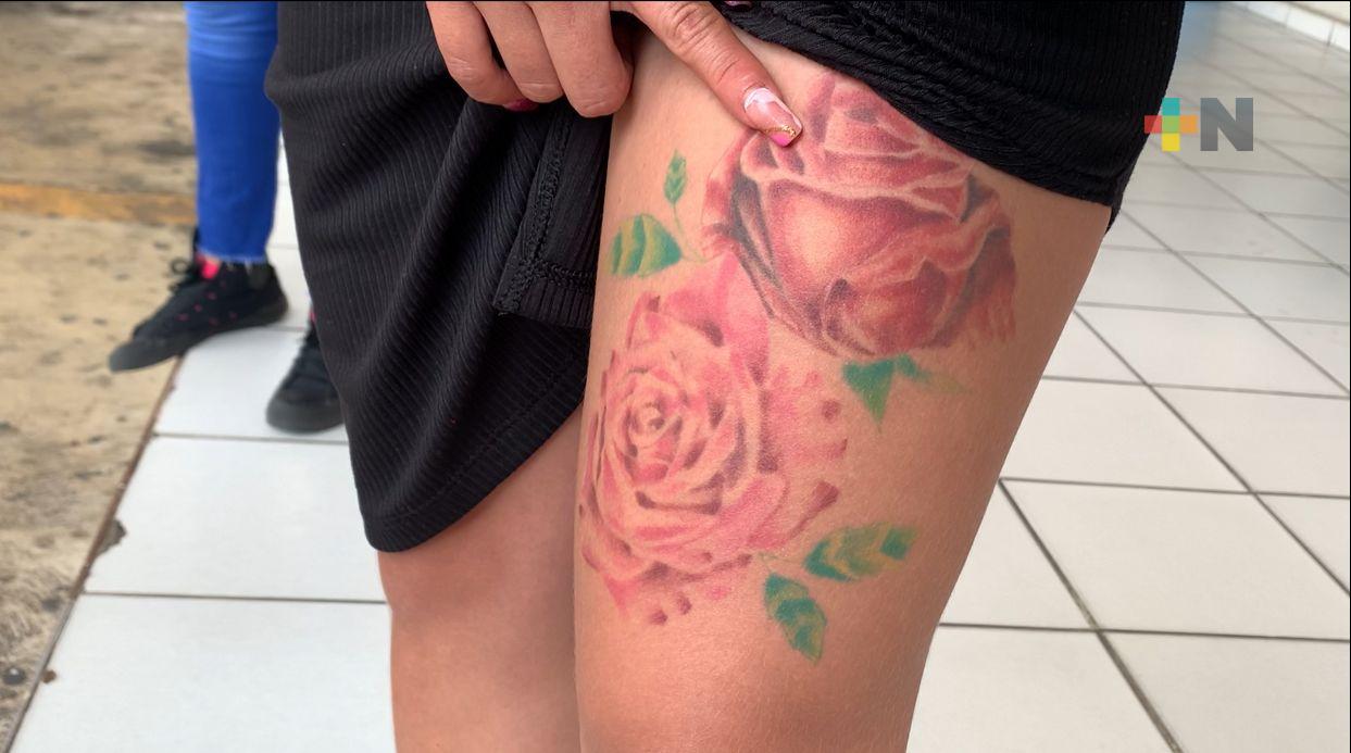 No discriminar a personas tatuadas, exhorta estilista de Coatzacoalcos