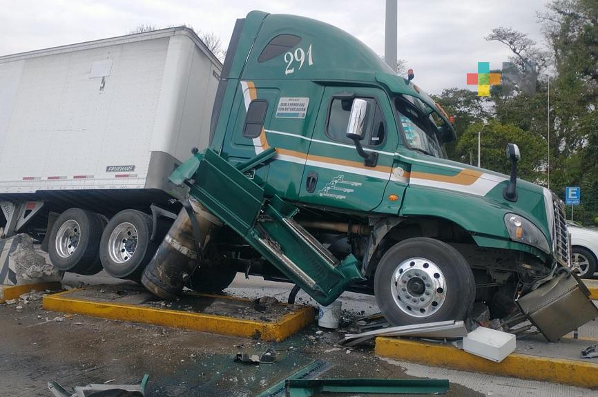 Tráiler impacta caseta de cobro en Fortín, sin reportarse lesionados
