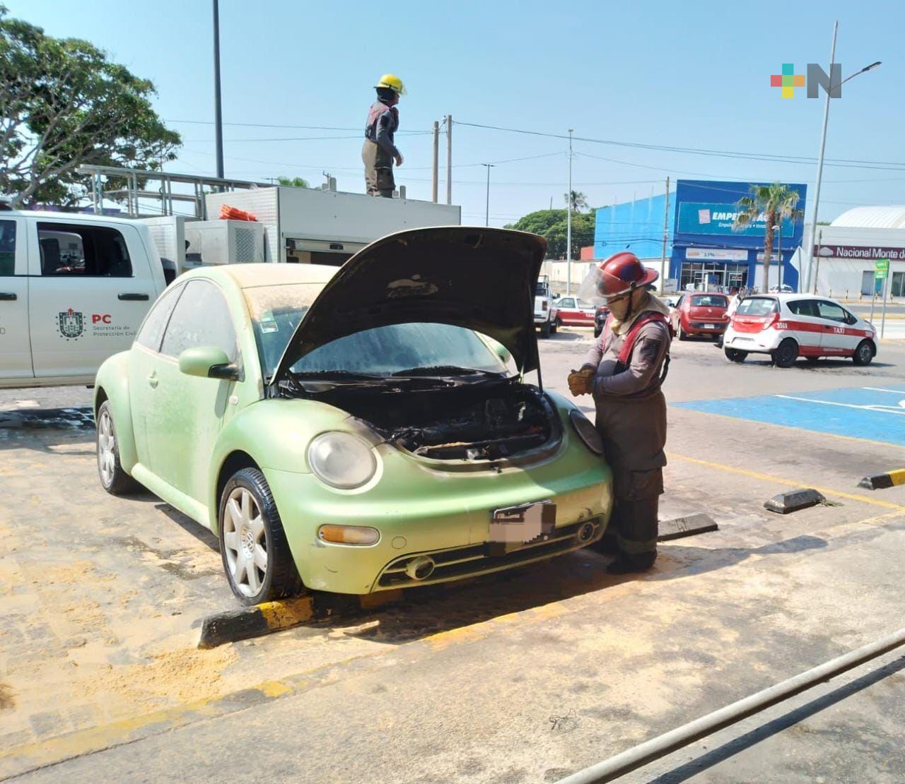 Se incendia vehículo en estacionamiento de supermercado en Coatza