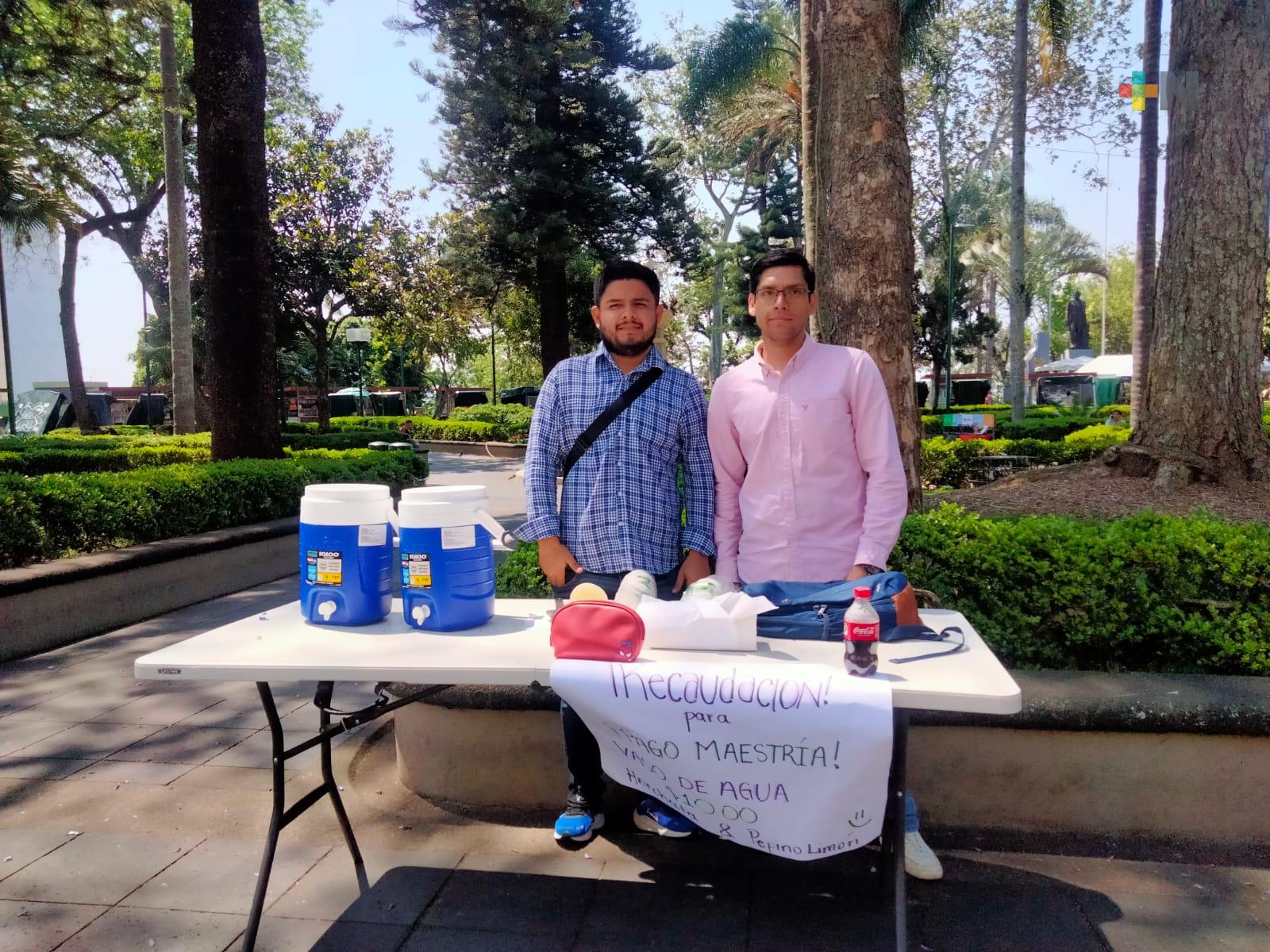 Venden aguas frescas para financiar estancia en Colombia y completar posgrado