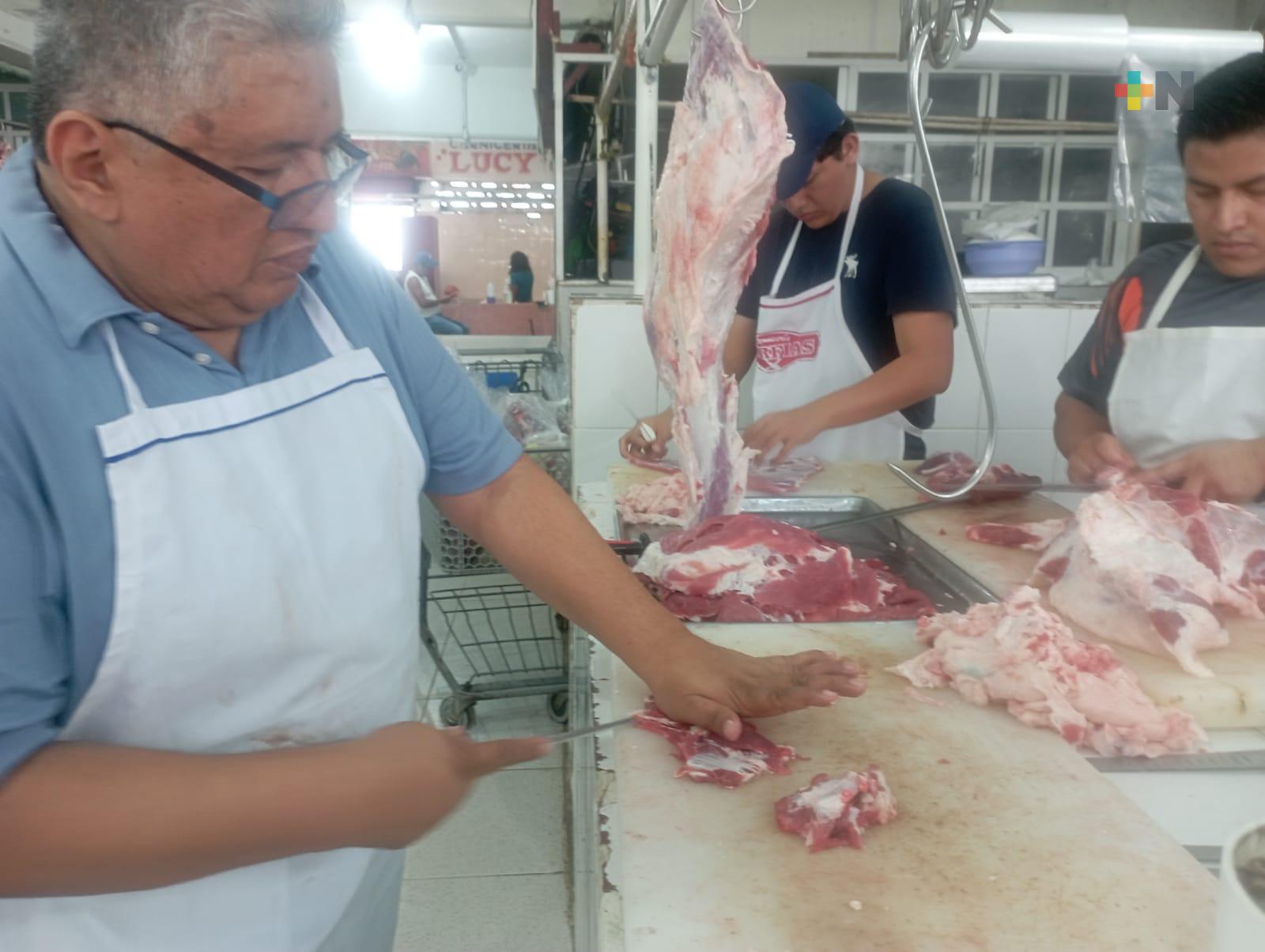 Recomiendan no lavar carne de aves, res y cerdo para consumo