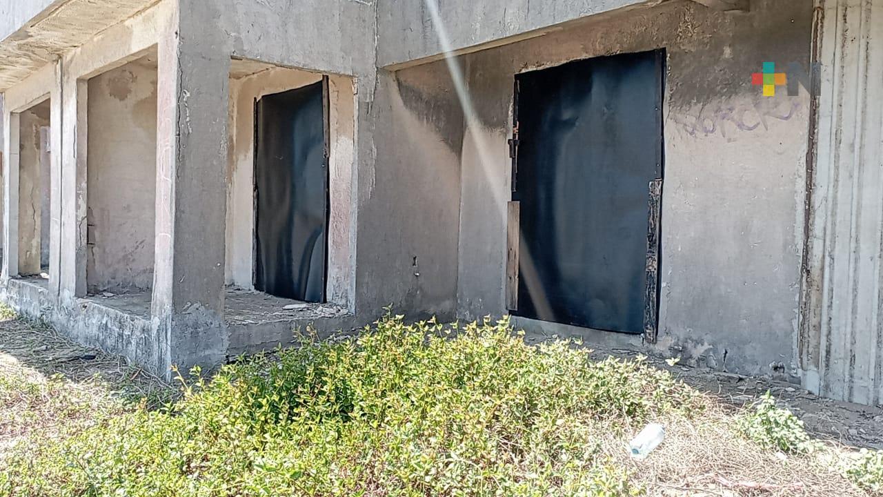 Intentan regularizar viviendas ocupadas de forma indebida en acuerdo con empresa