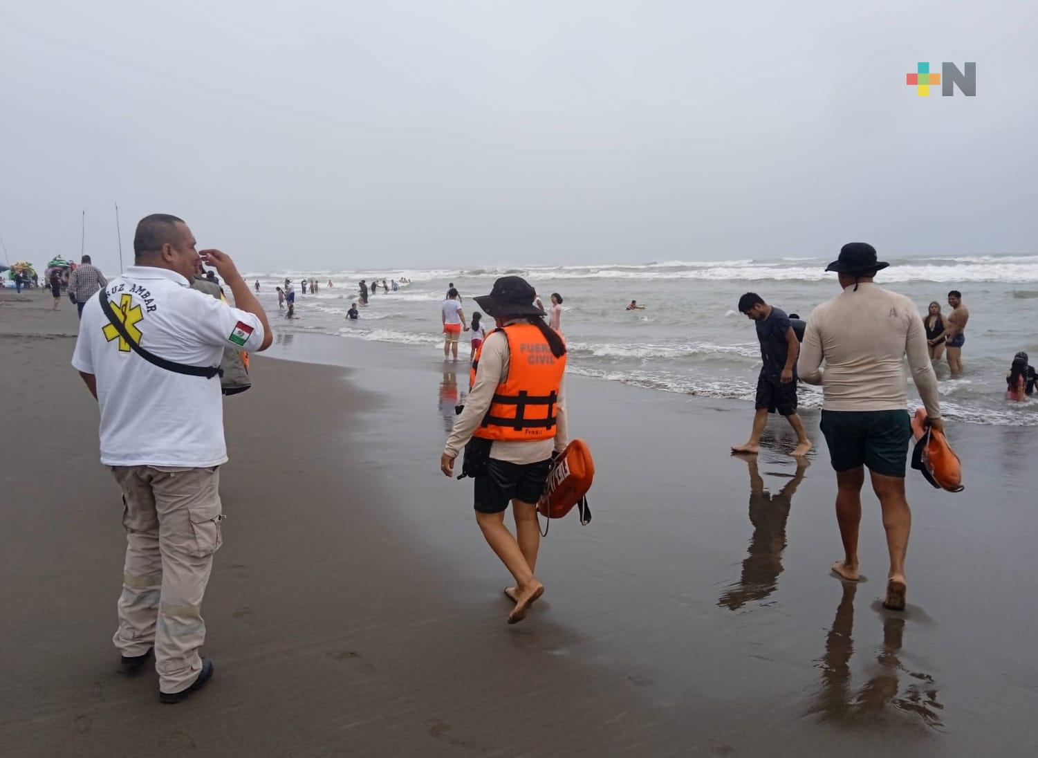 A pesar de la lluvia, turistas disfrutan las playas de Costa Esmeralda