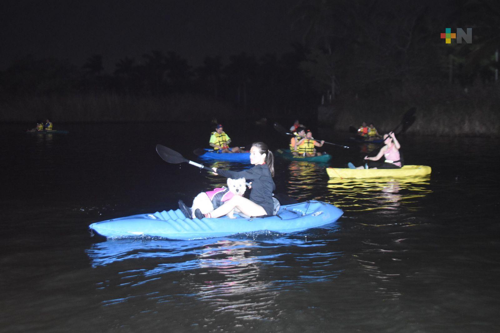 Realizan Remada Neón sobre el río Jamapa