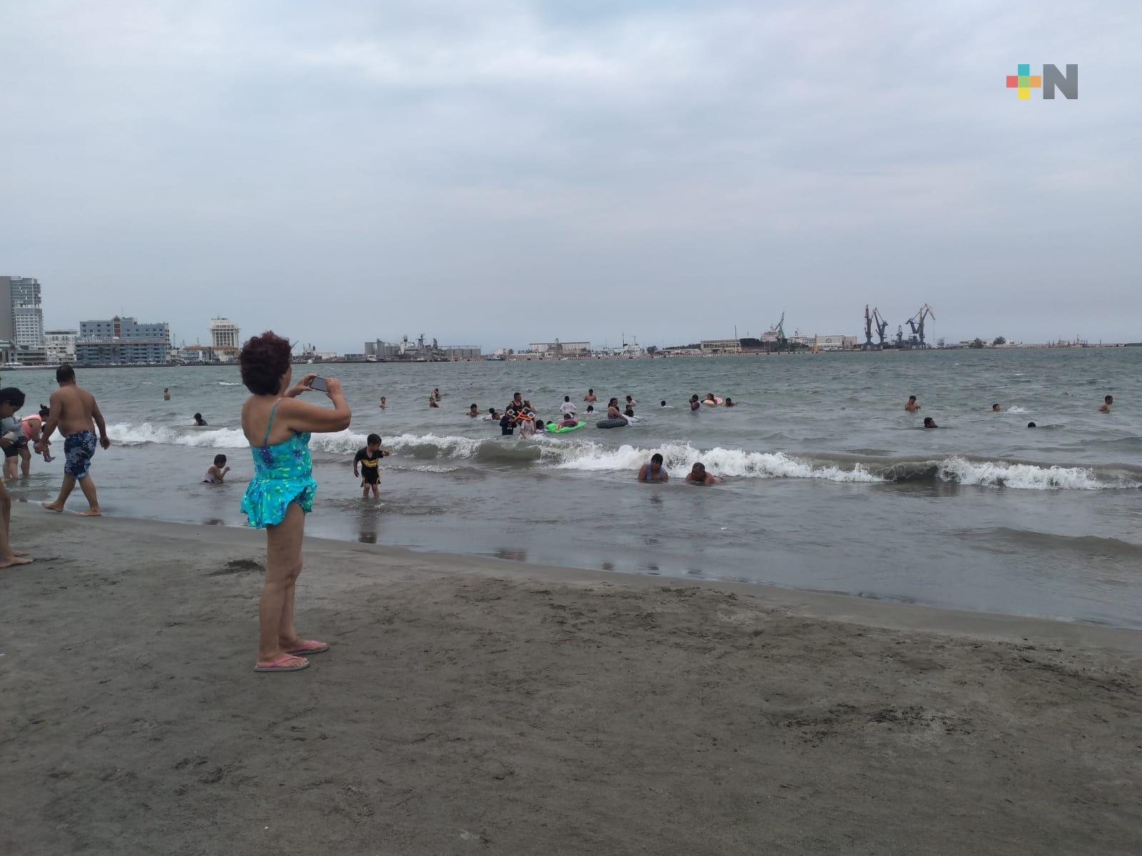 Turistas disfrutan playas conurbadas, pese a vientos de el norte