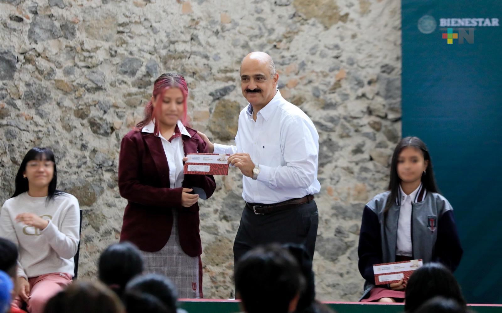 Asiste Ricardo Ahued a entrega de medios de cobro, de las becas Benito Juárez