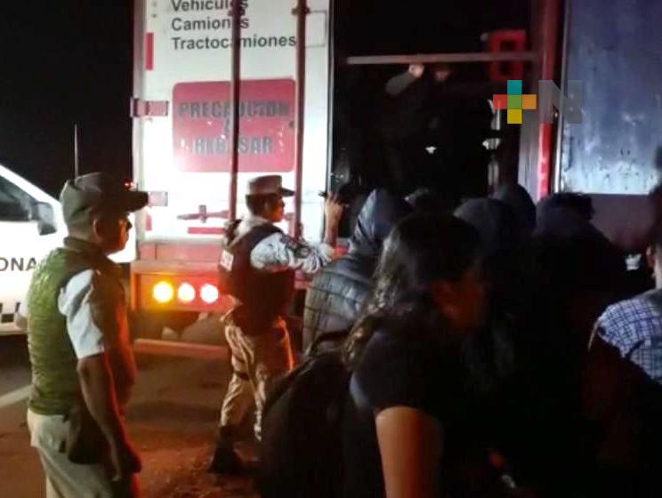 Rescatan a 209 migrantes abandonados en un tráiler al sur de Veracruz