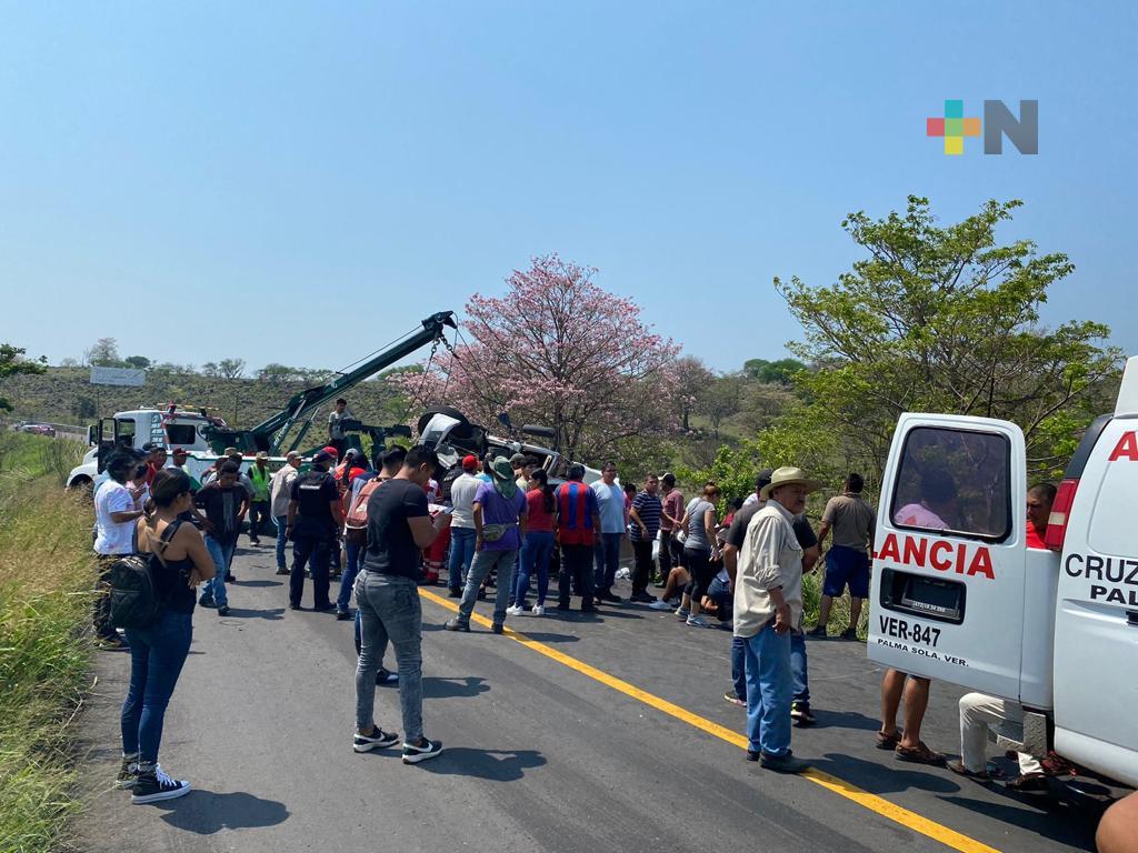 PC Estatal reporta accidente carretero en Alto Lucero, siete personas lesionadas