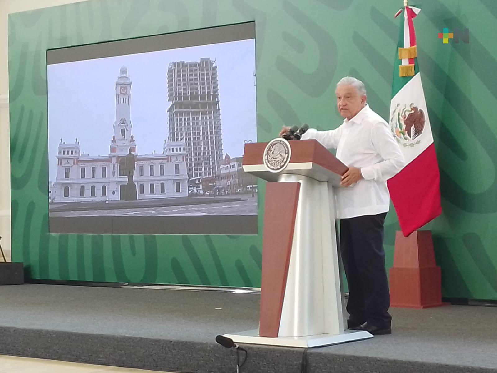 Torre Centro es un adefesio, atentado contra el Centro Histórico del puerto de Veracruz: AMLO