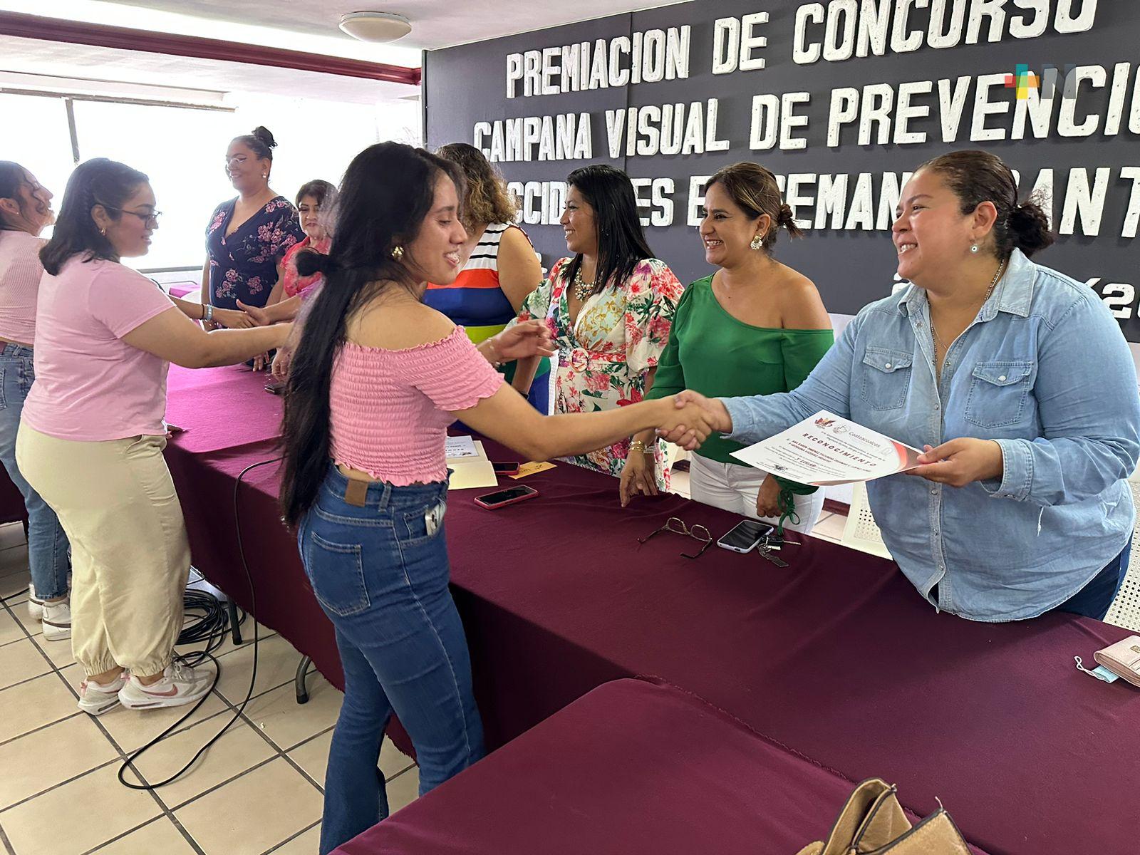 Premian a jóvenes de Coatza que realizaron carteles preventivos sobre accidentes