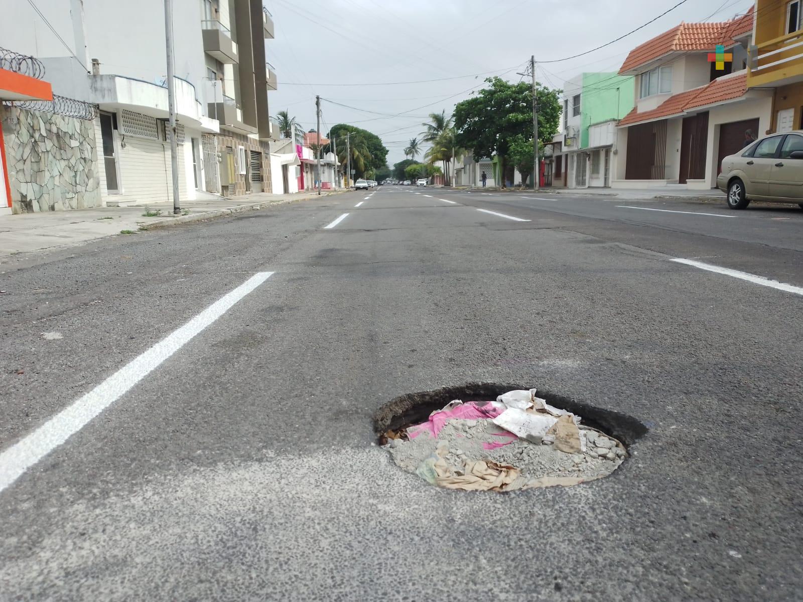 Vecinos rellenan con escombro un bache ante falta de atención de autoridades