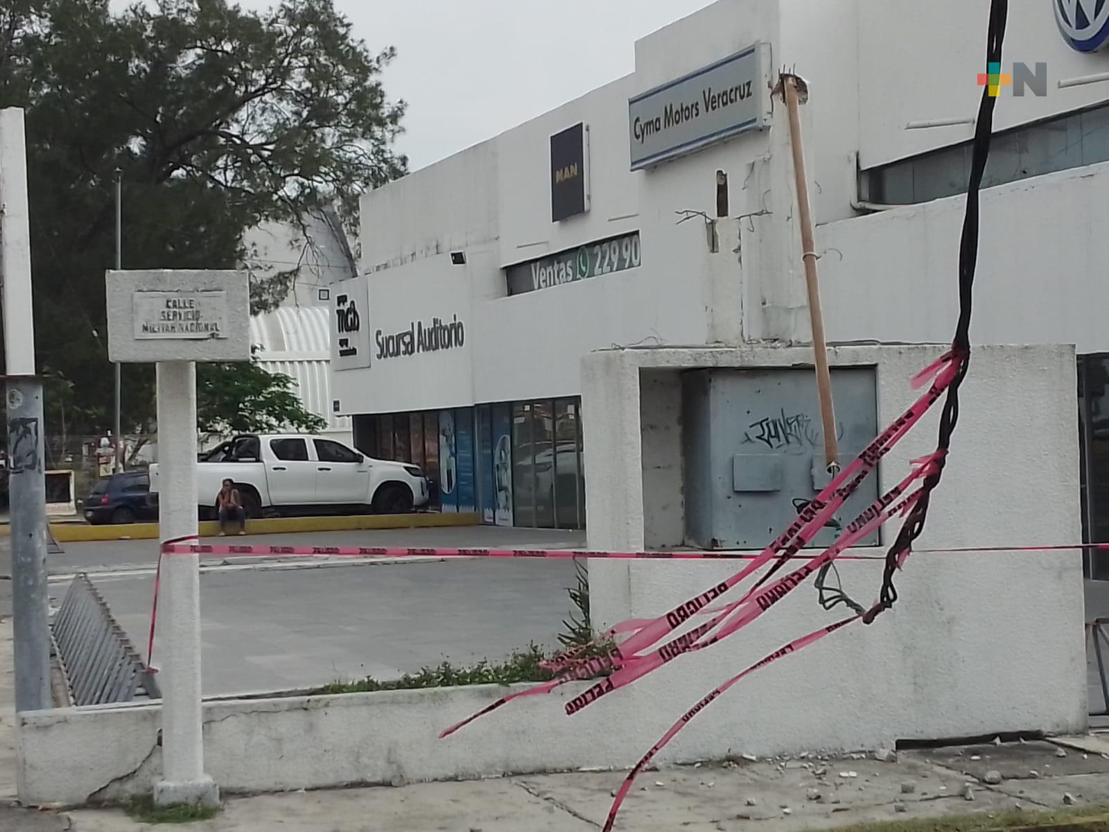 Cables caídos en vialidad de Veracruz representan un peligro; piden atención de CFE