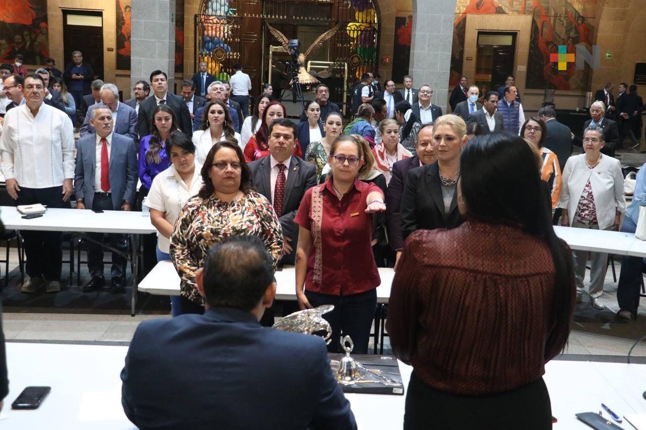 Tanya Carola Viveros Cházaro rinde protesta como senadora de la República