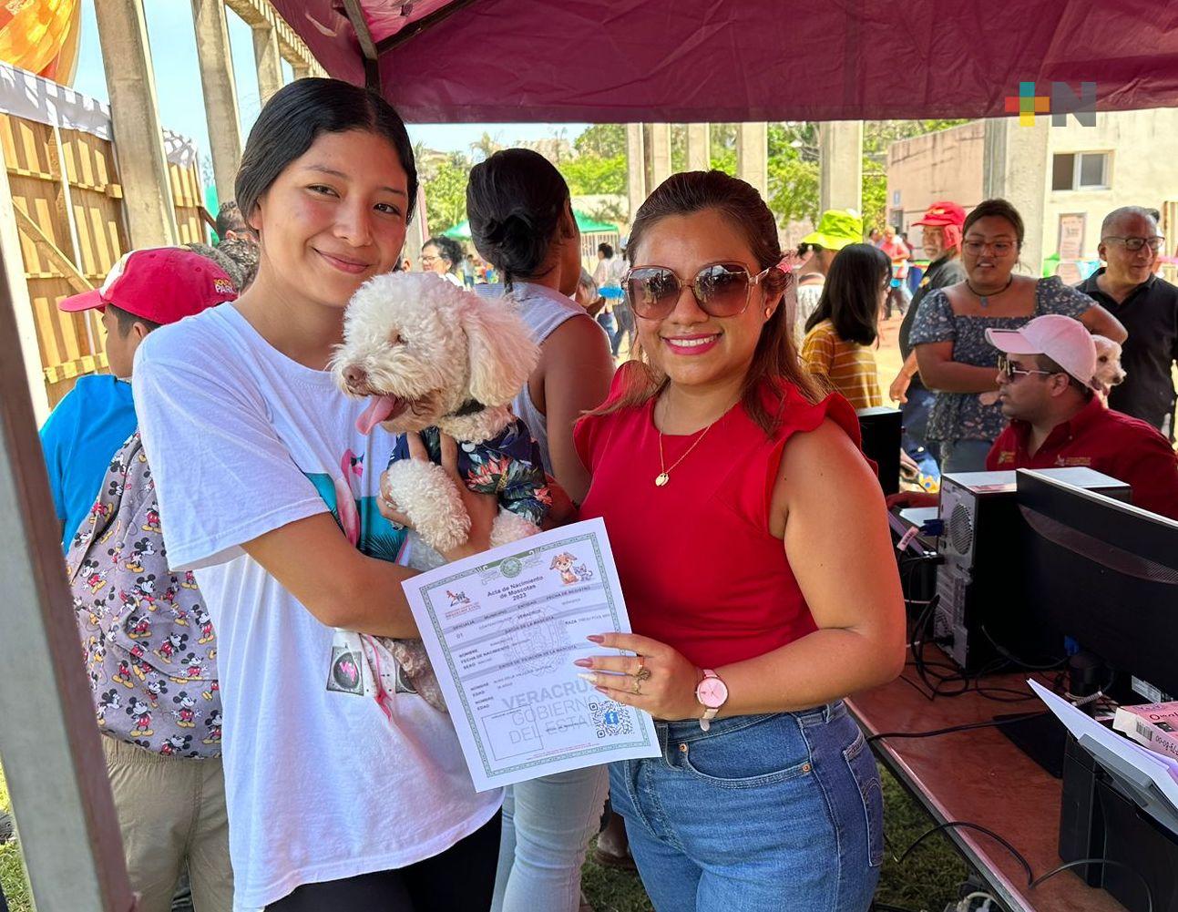 Porteños demuestran amor a sus mascotas, obteniendo acta de nacimiento