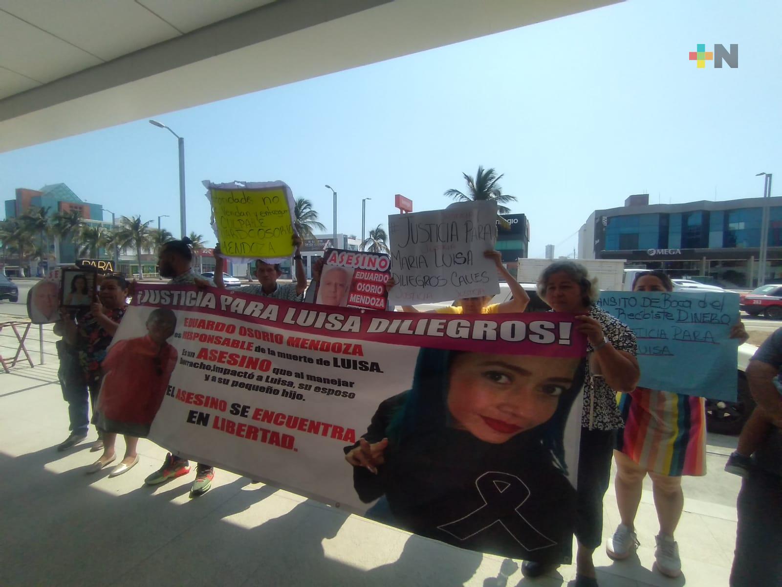 Se manifiestan en contra de aseguradora por no cubrir gastos, tras accidente fatal