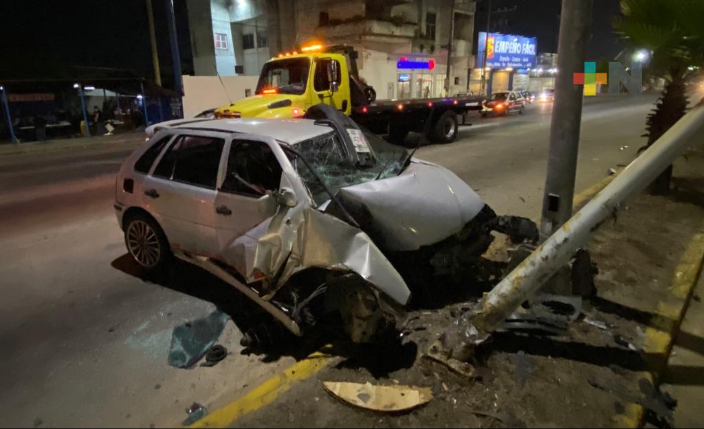 Automóvil choca contra semáforo en Minatitlán