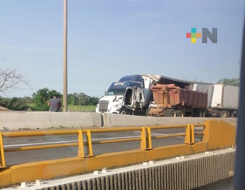 Fuerte accidente entre dos camiones de carga en autopista Cosoleacaque-Nuevo Teapa