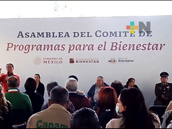 En asamblea del Comité de Programas para el Bienestar entregan tarjetas de cobro