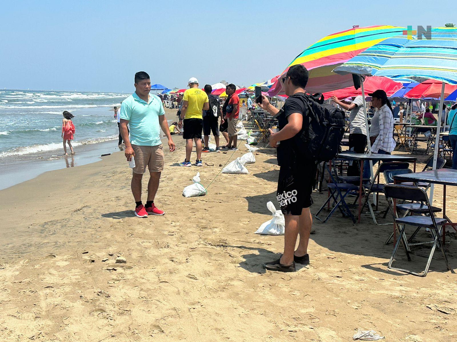 Cientos de personas han llegado a la zona de playa de Coatzacoalcos