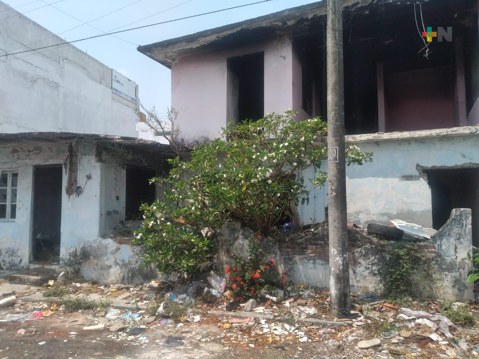 Casa abandonada en Boca del Río es refugio de maleantes y foco de infección