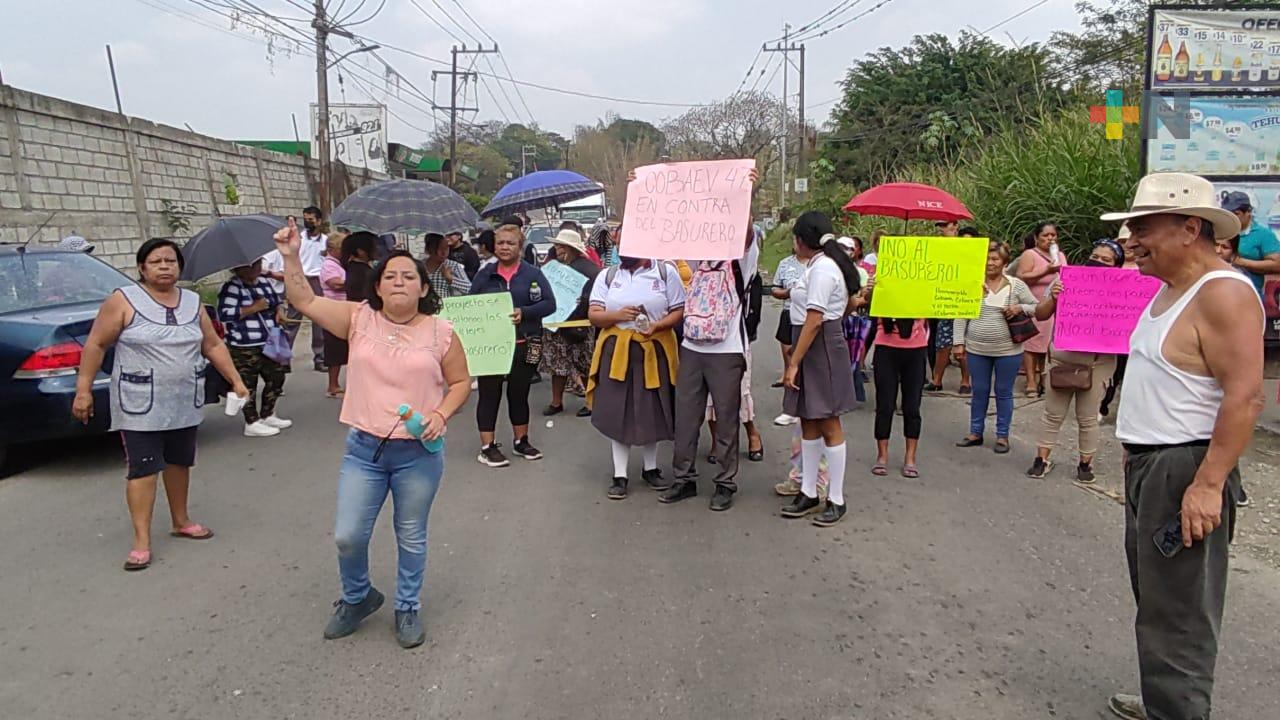 Manifestantes bloquean carretera estatal Córdoba-Amatlán