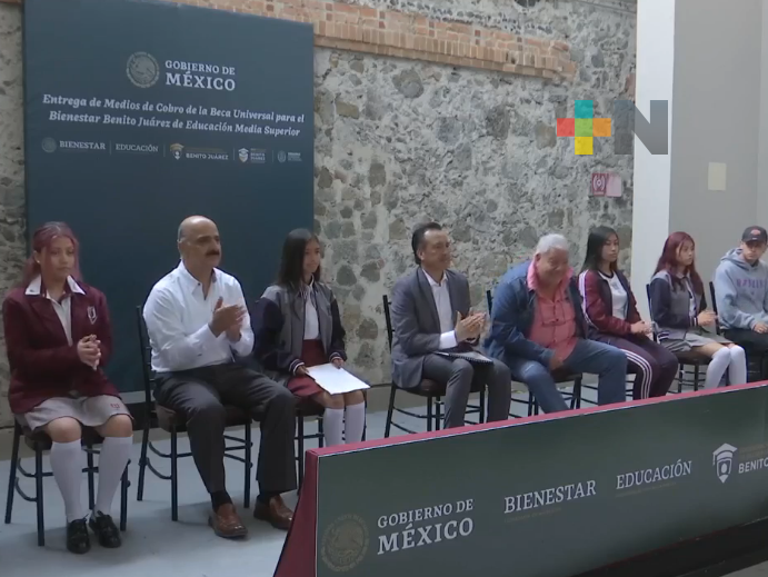 Más de 67 mil estudiantes de preparatoria en Xalapa reciben beca universal; entregan tarjetas