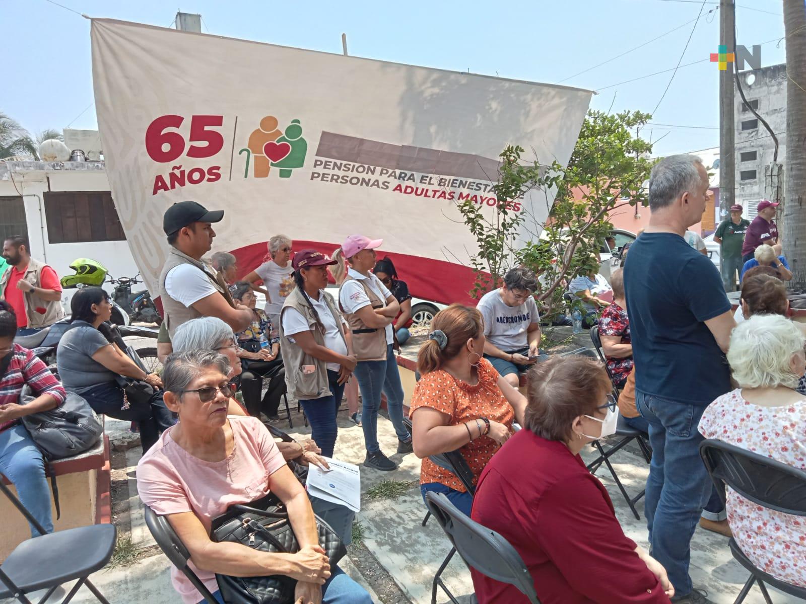 Entregan tarjetas y tramitan ingreso al programa de Pensión para el Bienestar  en Boca del Río