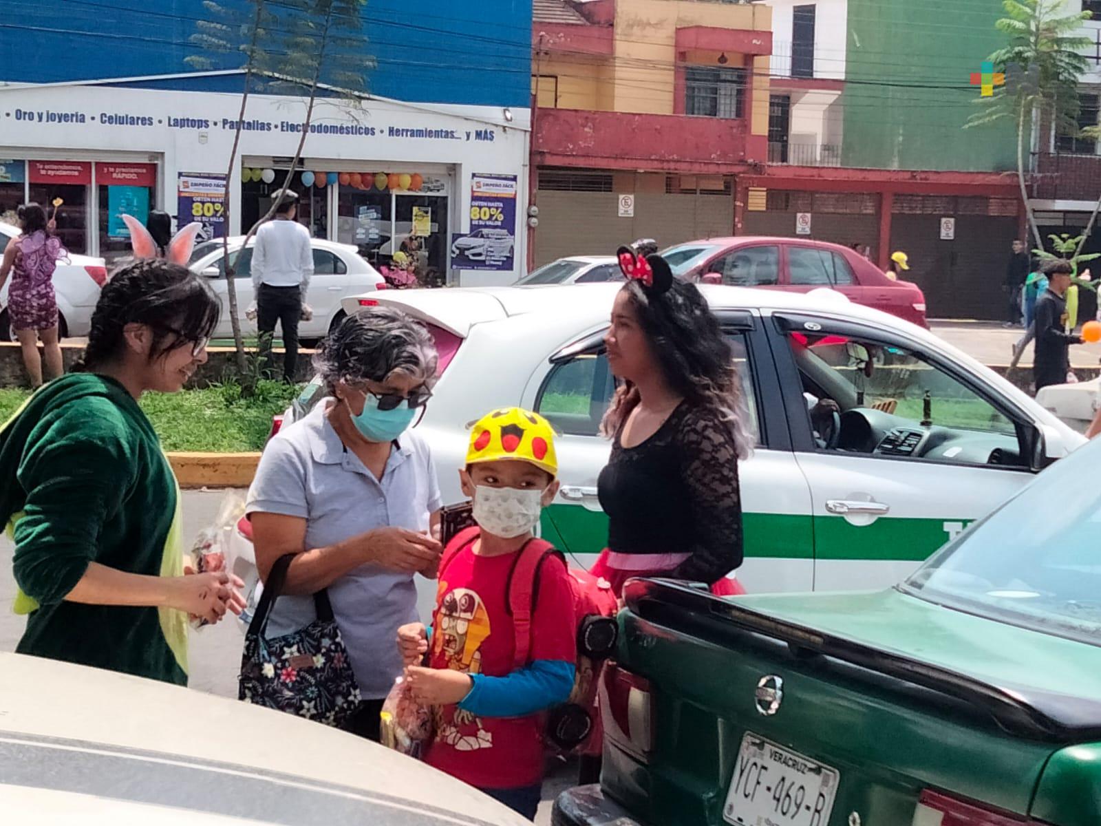 Estudiantes de preparatoria salieron a la calle a hacer regalos y divertir a infantes