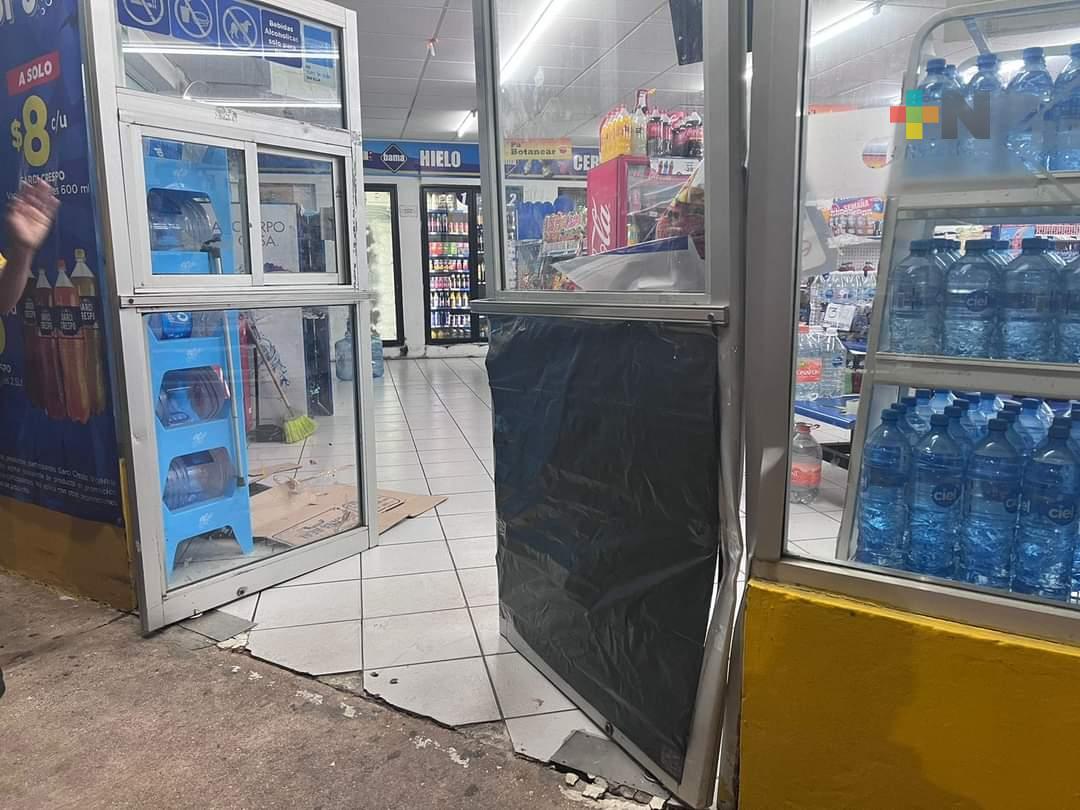 Jóvenes en estado de ebriedad causan daños a tienda de conveniencia de Coatza